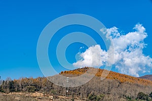 è“å¤©ä¸‹çš„å±±è„‰Mountains under the blue sky